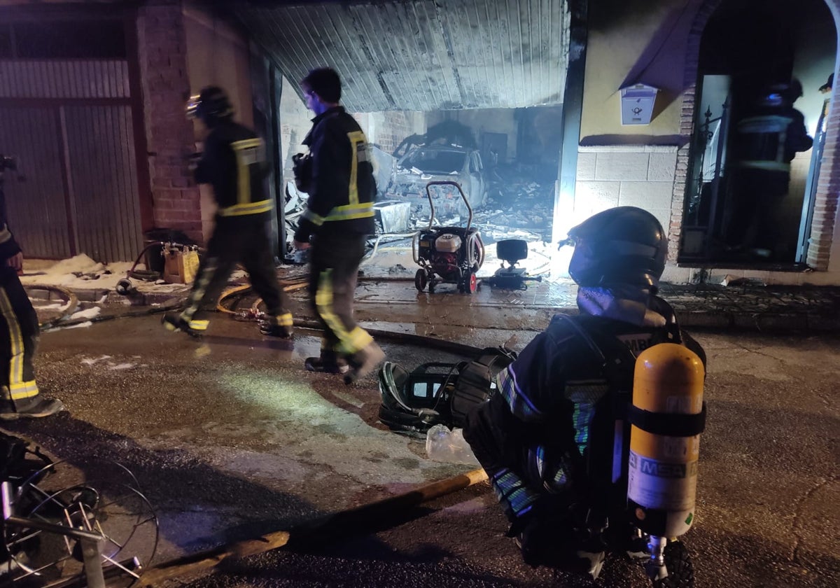 Actuación de los bomberos en el incendio de una casa en Los Villares (Jaén)