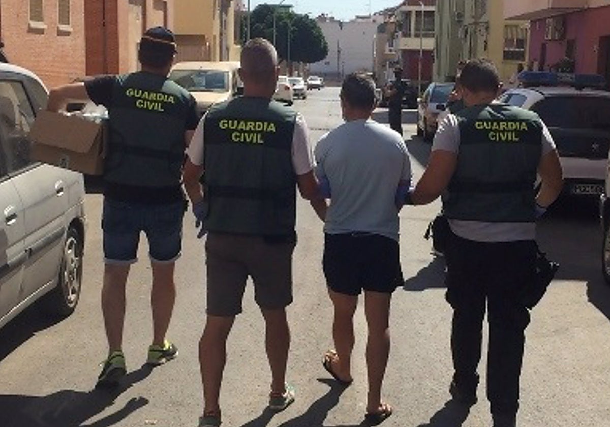 Uno de los detenidos por la Guardia Civil durante la operación que desenmascaro la trama.