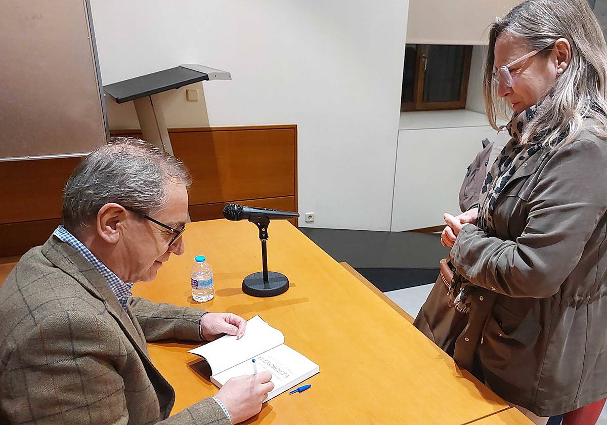 El autor firmando ejemplares de su libro