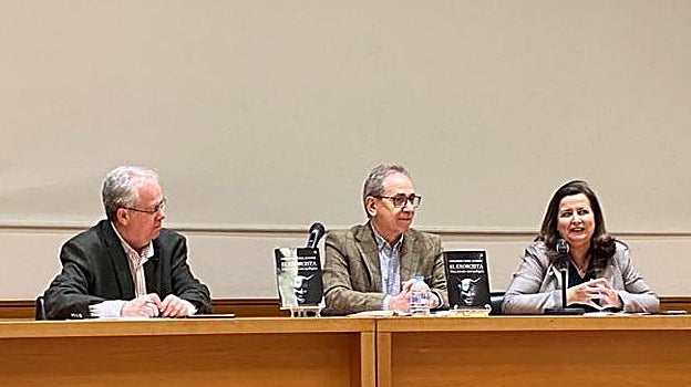 El autor, en el centro, durante la presentación; a la izquierda Joan Gonper, editor