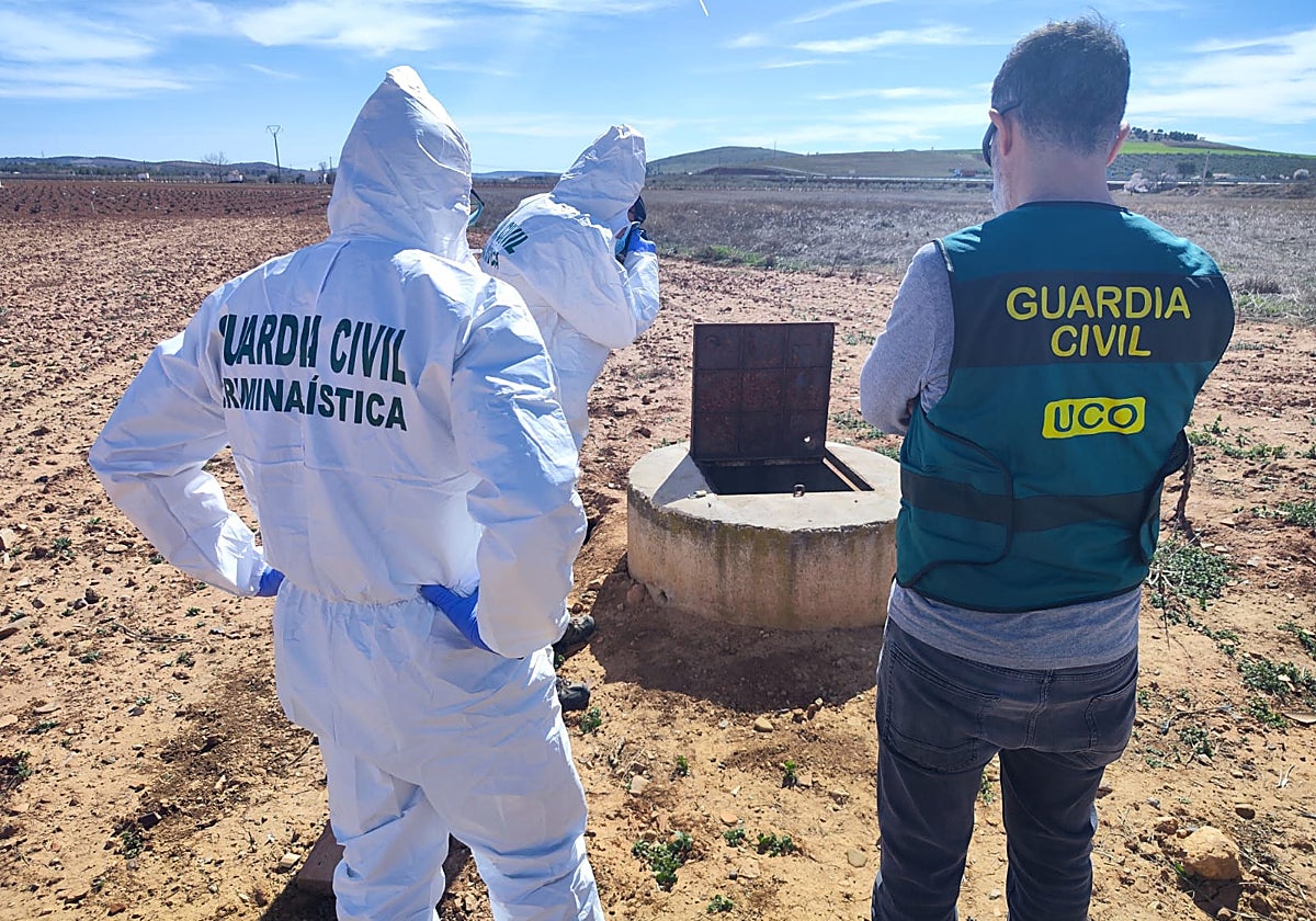 Tres guardias civiles delante del pozo donde se han encontrado huesos y jirones de ropa