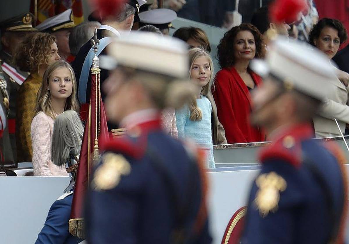 Al fondo, la princesa Leonor durante un desfile del 12-O