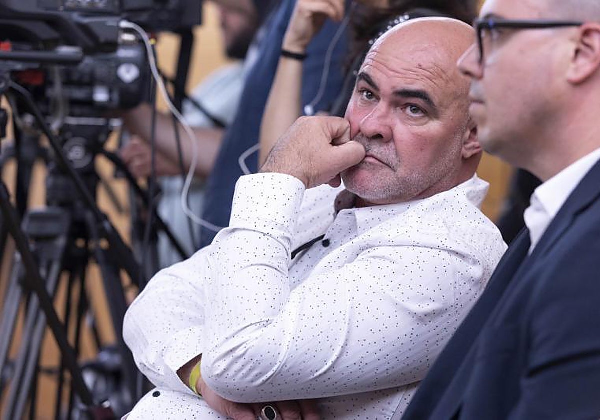 El mediador asiste al pleno del Cabildo de Tenerife que debate el caso