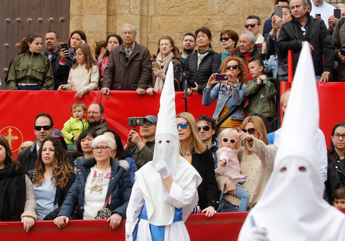 Espectadores en la carrera oficial viendo la procesión del Resucitado