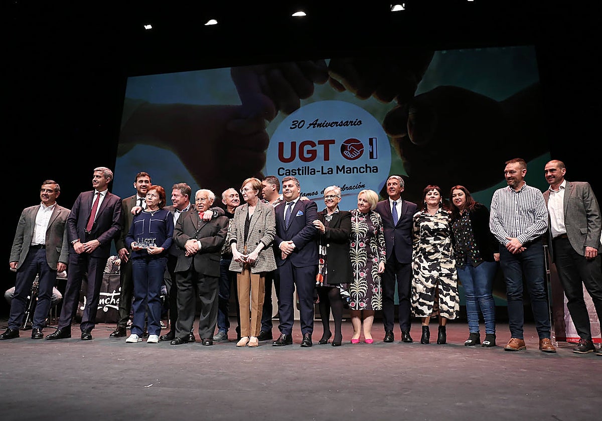 Foto de familia del acto del aniversario de UGT celebrado en el Teatro de Rojas