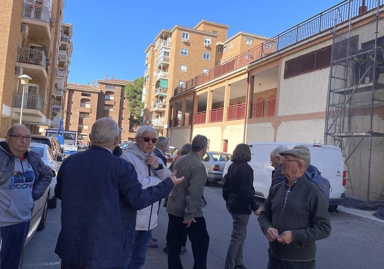 Protesta vecinal en 'Buenavista 24' por la construcción de viviendas en unos trasteros