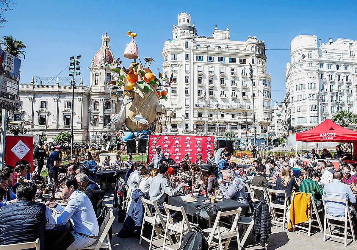 Imagen oficial del almuerzo celebrado este jueves en la Plaza del Ayuntamiento de Valencia