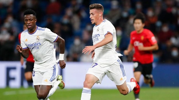 Antonio Blanco conduce el balón junto a su compañero Vinicius del Real Madrid