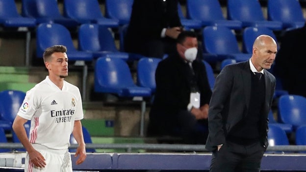 Antonio Blanco, preparado para salir al partido con Zidane a su derecha