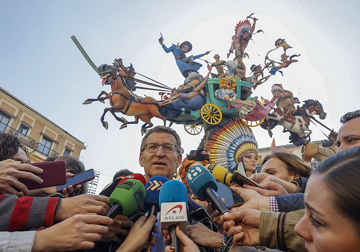 Imagen del presidente del PP, Alberto Nuñez Feijoó, este jueves atendiendo a los medios en Valencia