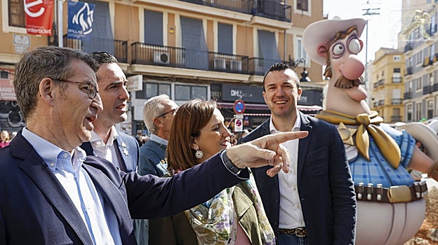 Imagen del presidente del PP, Alberto Nuñez Feijoó, este jueves durante su visita a la Fallas de Valencia