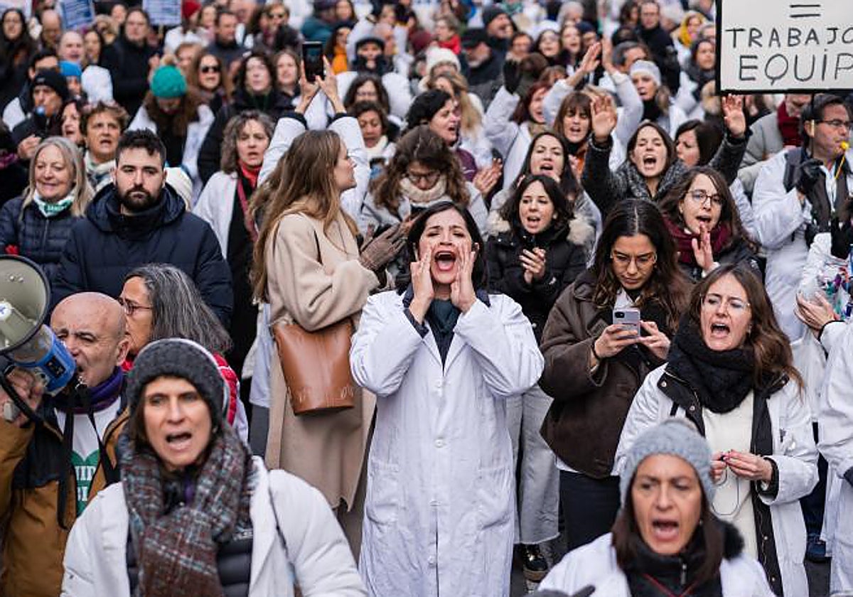 Los facultativos en huelga protestan durante una de sus concentraciones en Madrid