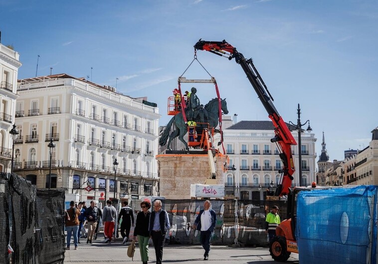 La nueva Puerta del Sol  no será inaugurada y se retrasa el cambio de la 'ballena' y de la estatua de Carlos III