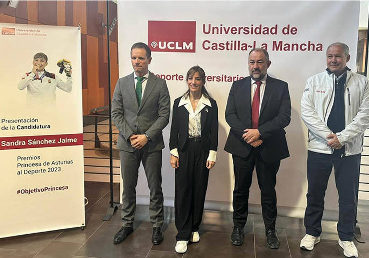 De izquierda a derecha: Ricardo Cuevas, director general de Universidades, Investigación e Innovación de la Junta de Castilla-La Mancha; Sandra Sánchez, Julián Garde, rector de la UCLM, y Antonio Moreno, presidente de la Real Federación Española de Kárate