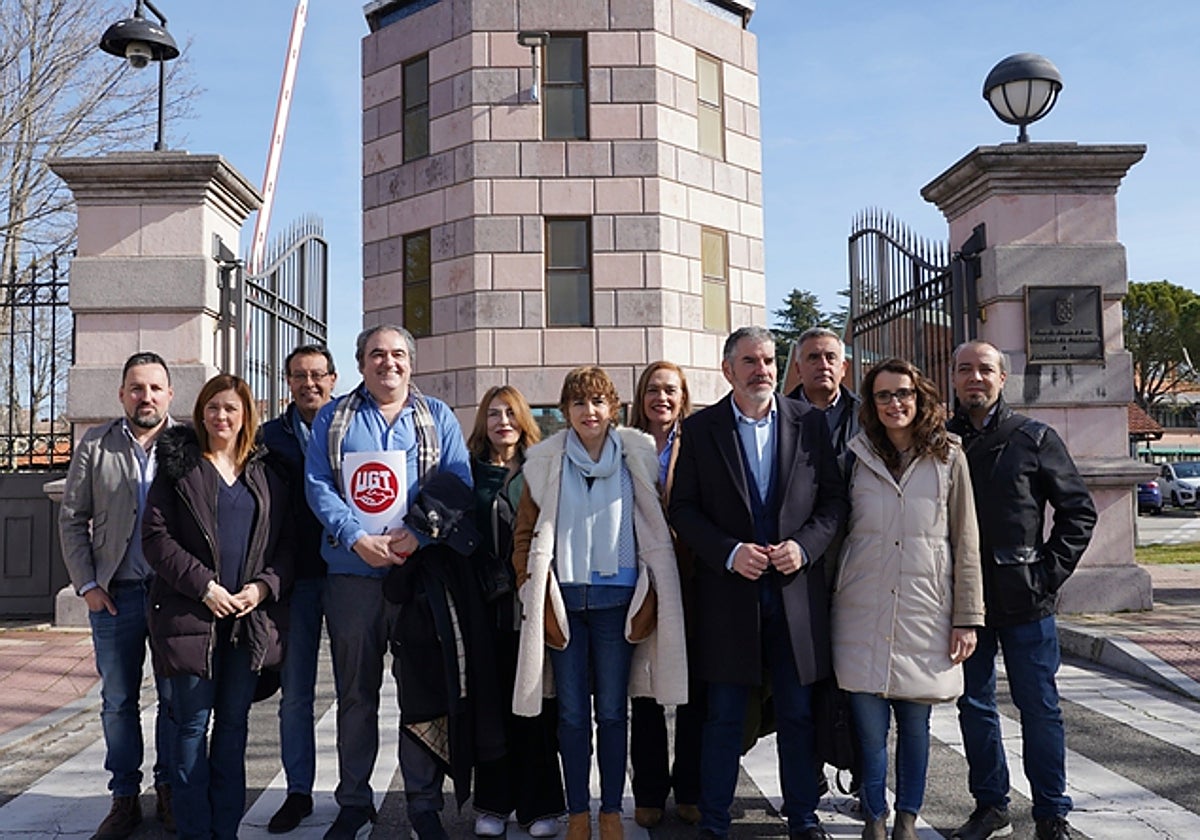 Representantes sindicales tras la reunión mantenida en la Junta para la aplicación de las 35 horas semanales