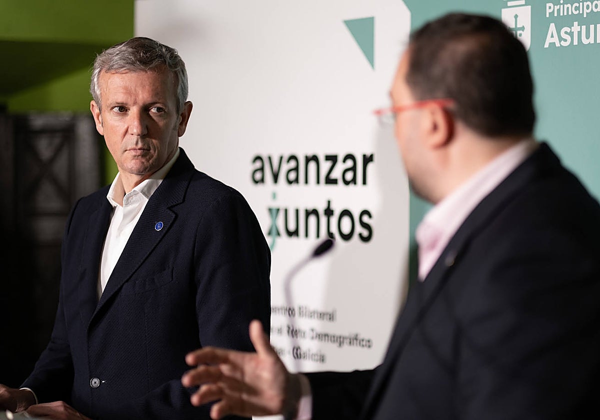 Alfonso Rueda y Adrián Barbón, este viernes en rueda de prensa tras el encuentro bilateral