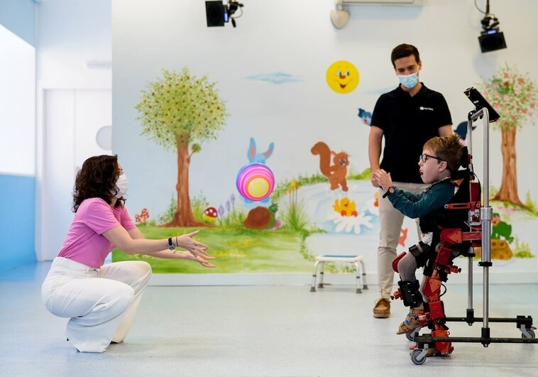 Llega a los hospitales de Madrid el exoesqueleto infantil que enseña a andar a los niños