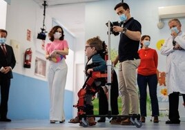 El exoesqueleto que permitió al niño Adolfo ponerse de pie por primera vez a los 9 años