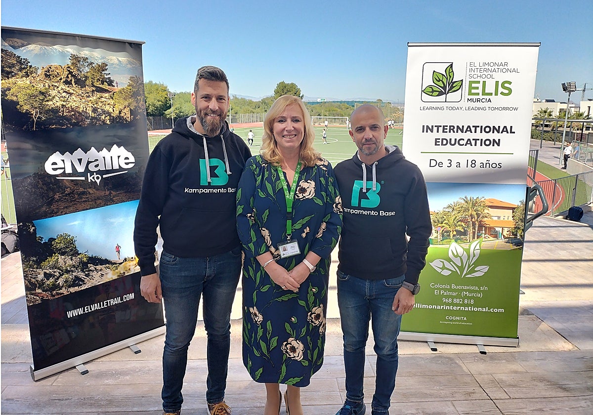Vanessa Grimward, directora general de ELIS Murcia, con Tomás Lucena -izda- y Ginés Aroca, director técnico y director ejecutivo de El Valle Trail.