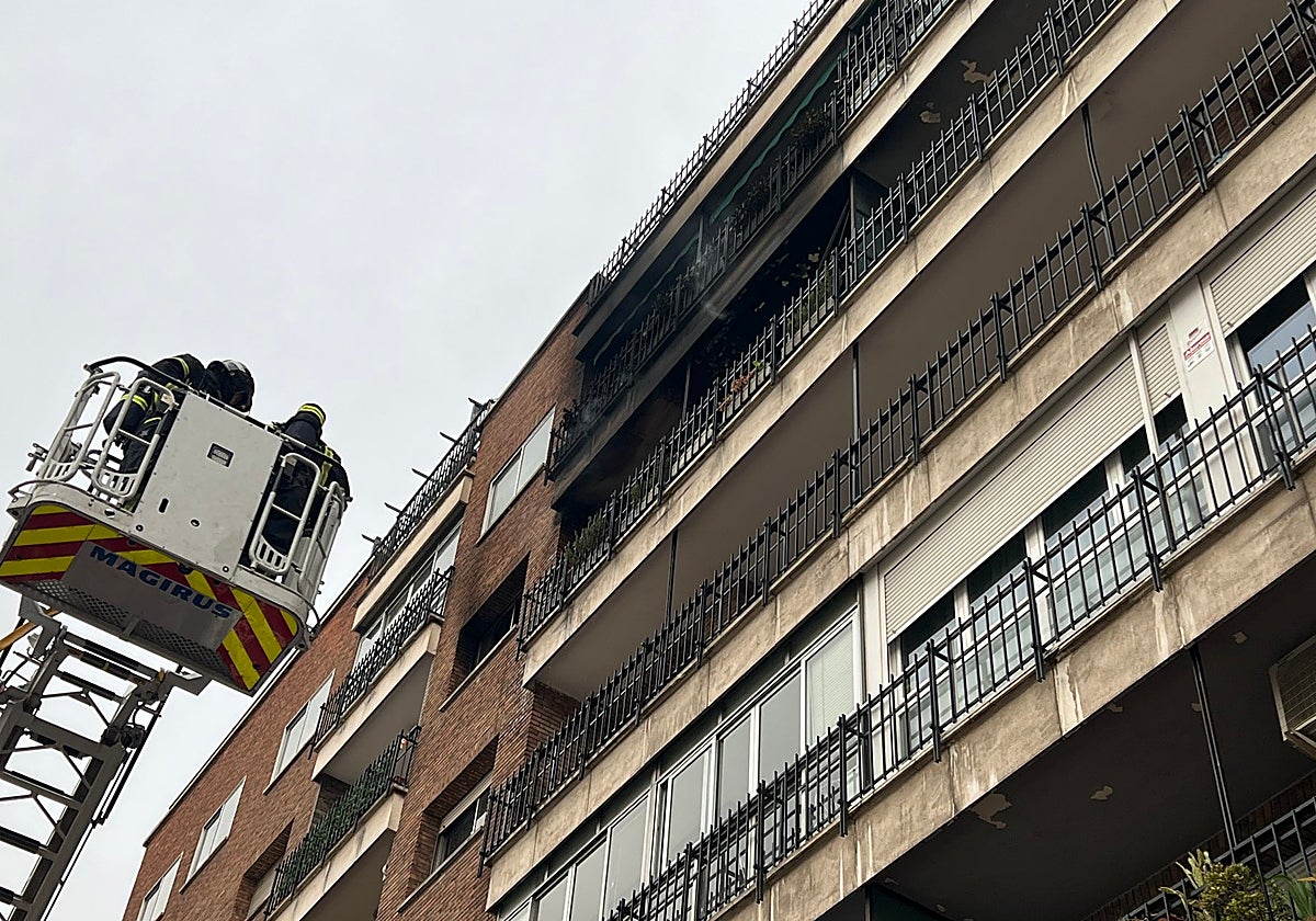 Los bomberos trabajan para apagar el fuego en la vivienda afectada