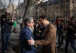 Juanma Moreno intenta acercar a Feijóo el voto de centro en Cataluña