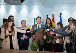 Juanma Moreno pone una pica en flandes e inaugura la oficina de la Junta de Andalucía en Cataluña