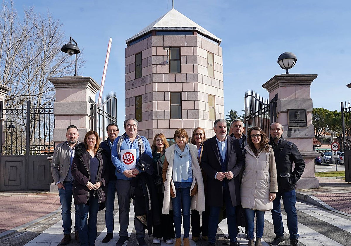 Representantes del área pública de CCOO, UGT y CSIF a las puertas de la Consejería de la Presidencia ttras reunirse con el director general de función pública para negociar la aplicación de la jornada de 35 horas.