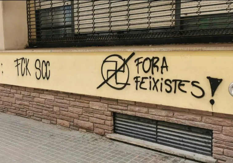 Pintadas amenazantes en la asamblea de Sociedad Civil Catalana