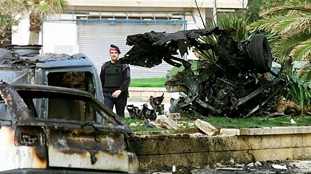 Coches destrozados tras el atentado en Rosas
