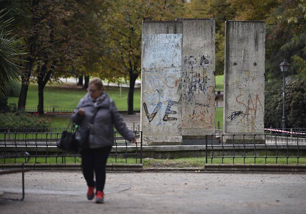 Los tres bloques del Muro de Berlín que están desde 1990 en el Parque de Berlín de Madrid