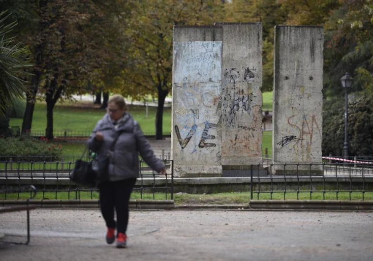 Los tres fragmentos del Muro de Berlín que hay en Madrid y cuyas pintadas casi borraron por error, creyendo que eran grafitis