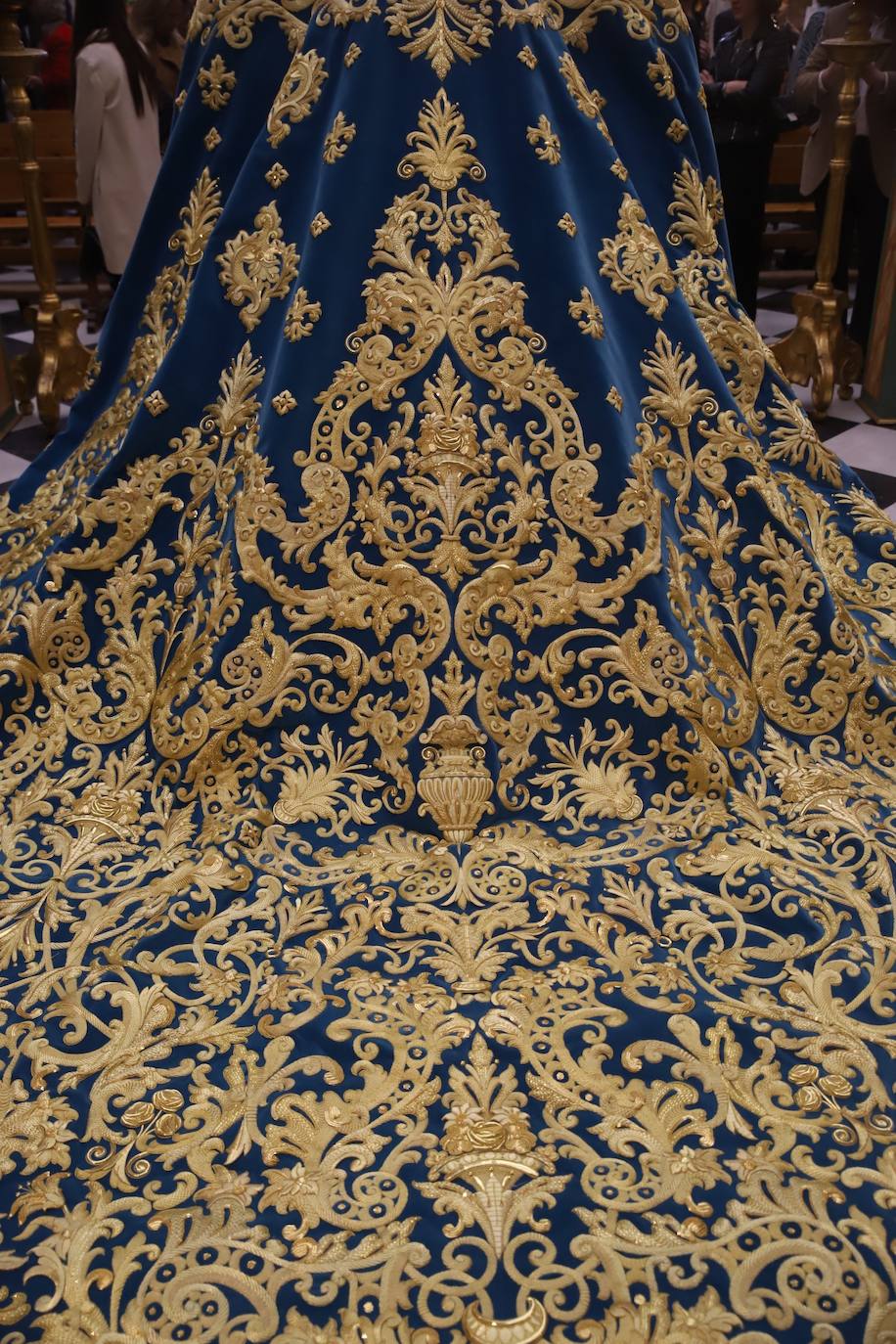 El deslumbrante manto bordado de la Virgen de la Trinidad de Córdoba, en imágenes