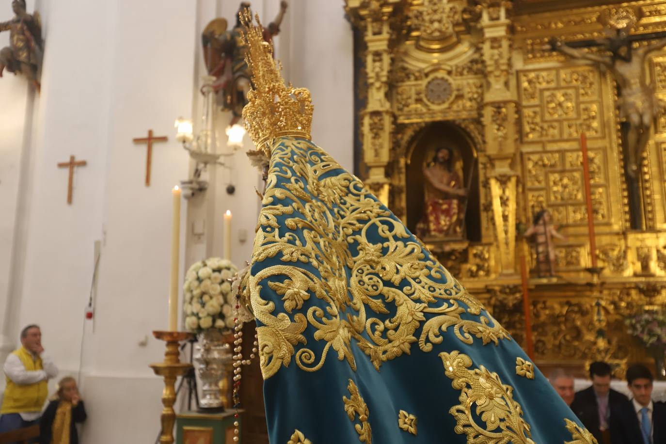 El deslumbrante manto bordado de la Virgen de la Trinidad de Córdoba, en imágenes