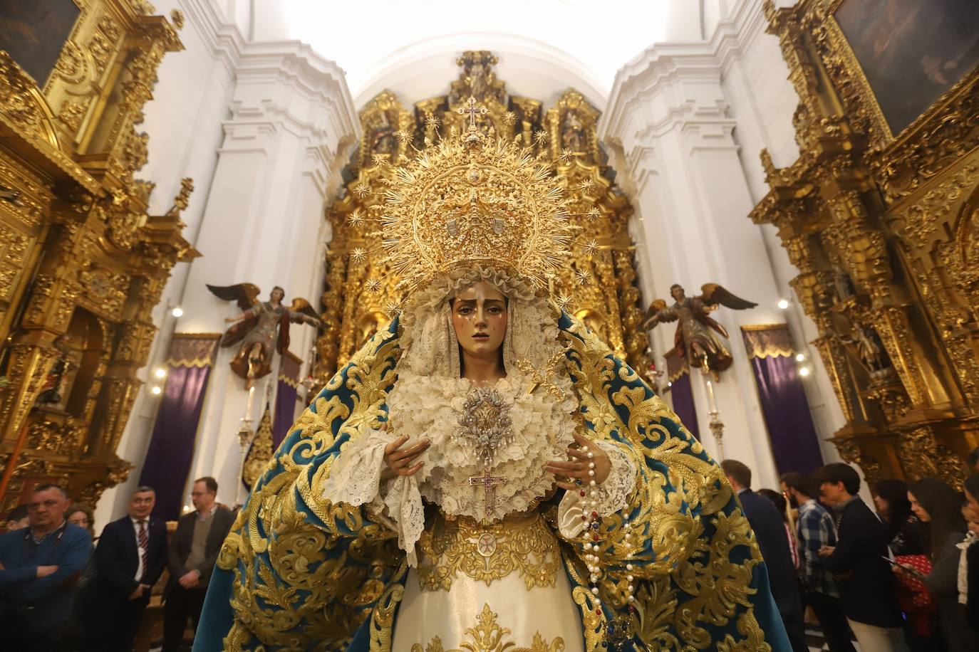 El deslumbrante manto bordado de la Virgen de la Trinidad de Córdoba, en imágenes