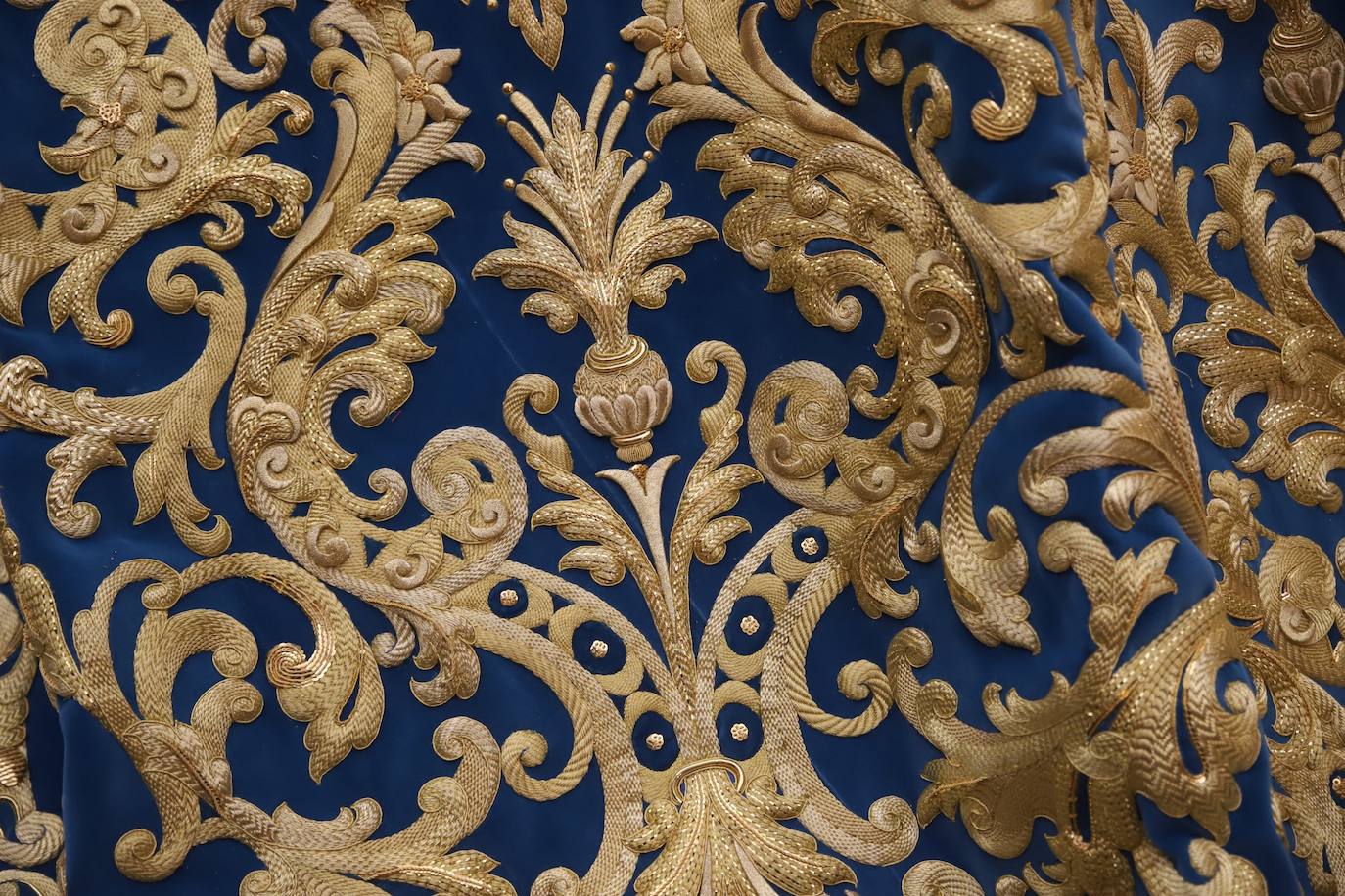 El deslumbrante manto bordado de la Virgen de la Trinidad de Córdoba, en imágenes