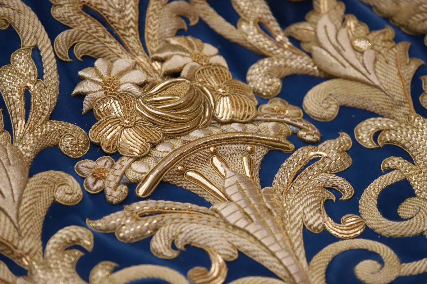 El deslumbrante manto bordado de la Virgen de la Trinidad de Córdoba, en imágenes