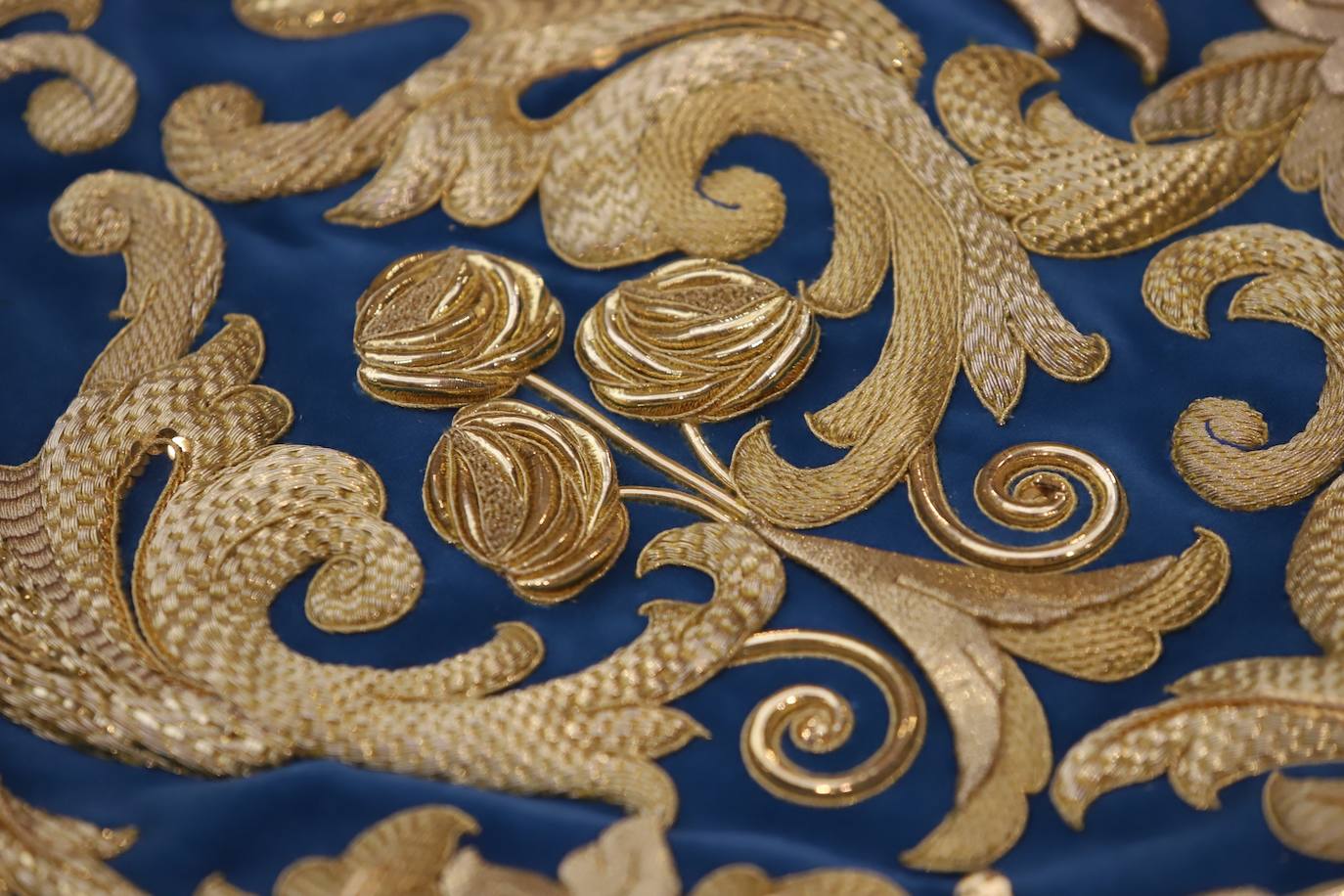 El deslumbrante manto bordado de la Virgen de la Trinidad de Córdoba, en imágenes