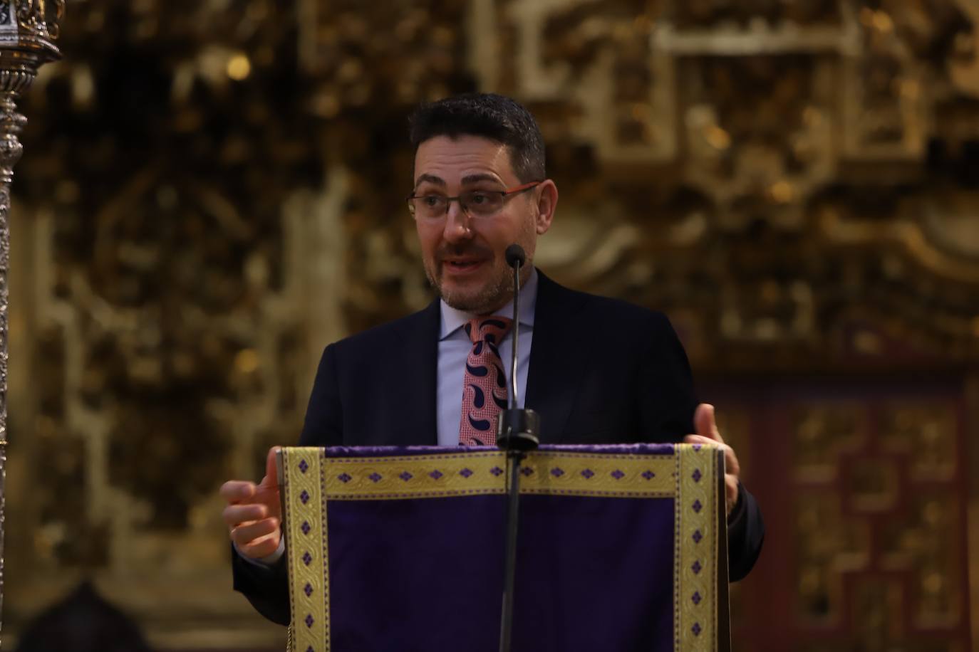 El deslumbrante manto bordado de la Virgen de la Trinidad de Córdoba, en imágenes