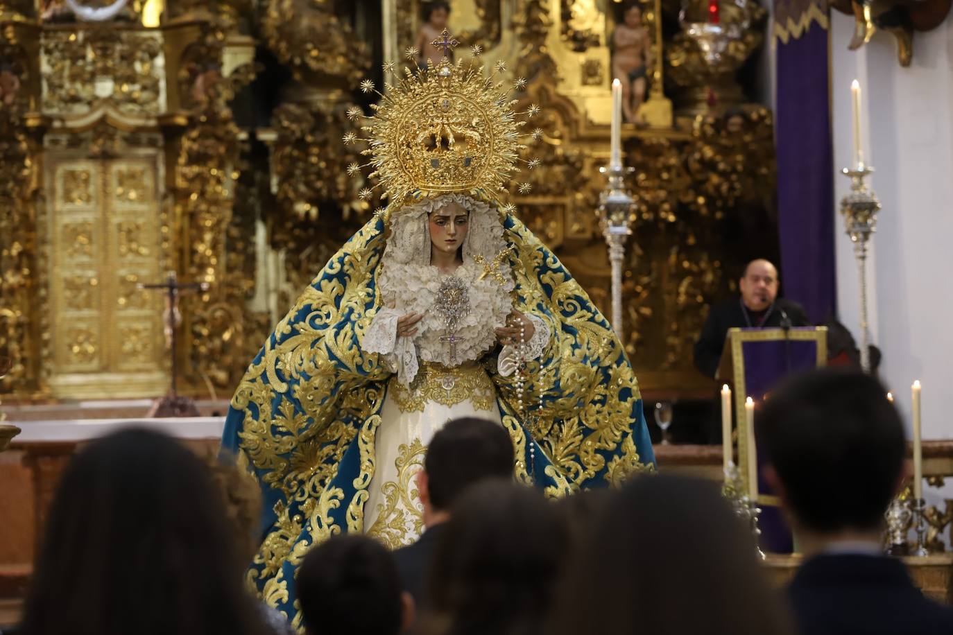 El deslumbrante manto bordado de la Virgen de la Trinidad de Córdoba, en imágenes