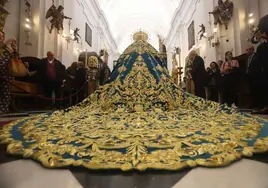 Azul y oro en un diseño ecléctico: así es el nuevo manto de la Virgen de la Trinidad de Córdoba