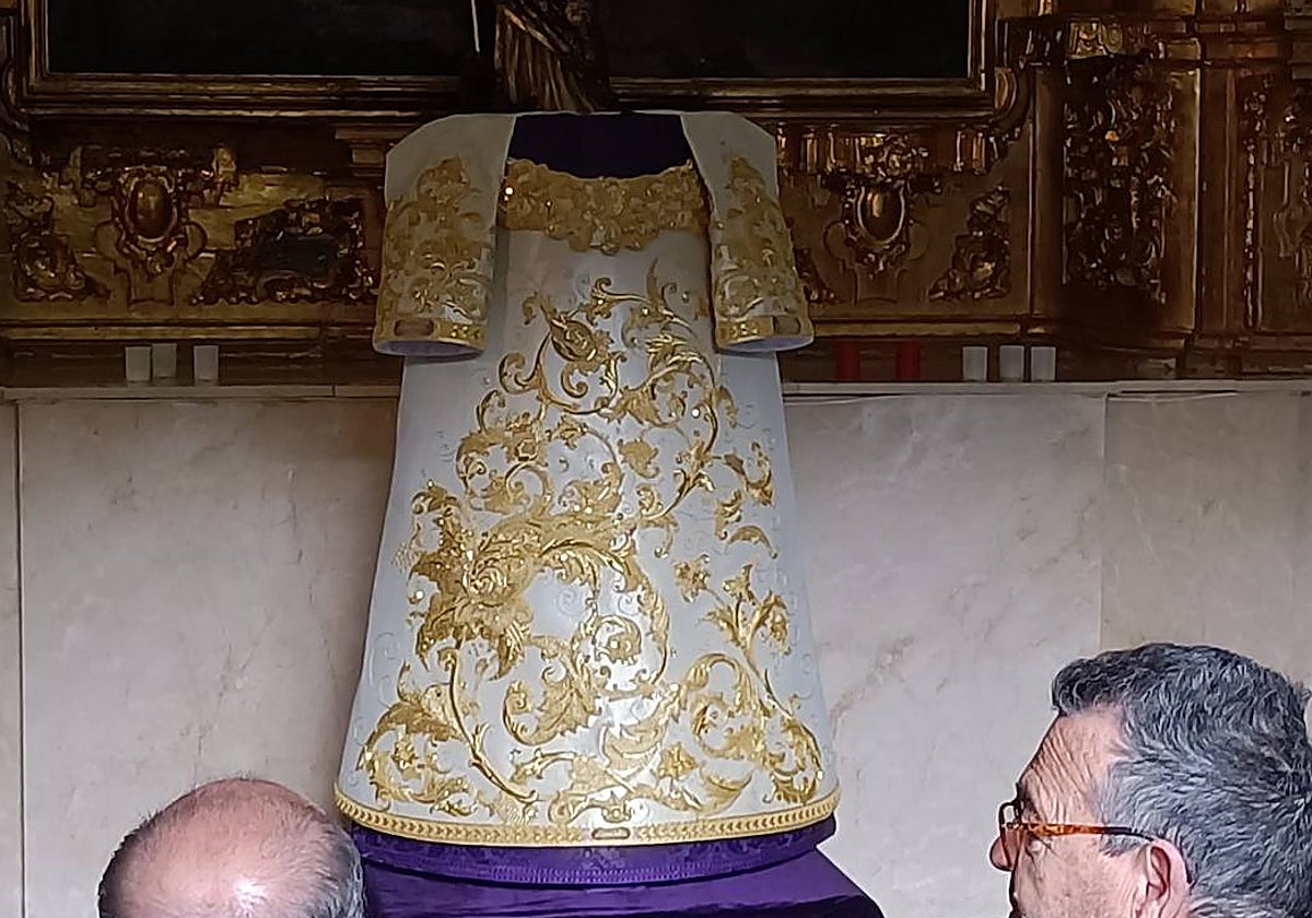 La nueva saya bordada en oro ofrendada a la Virgen de las Lágrimas en su Desamparo