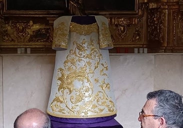 Una rosa de oro en la nueva saya para la Virgen de las Lágrimas de Córdoba