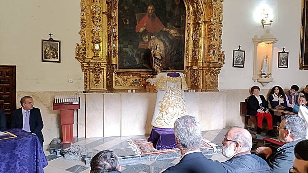 La nueva saya, durante el acto de presentación y bendición