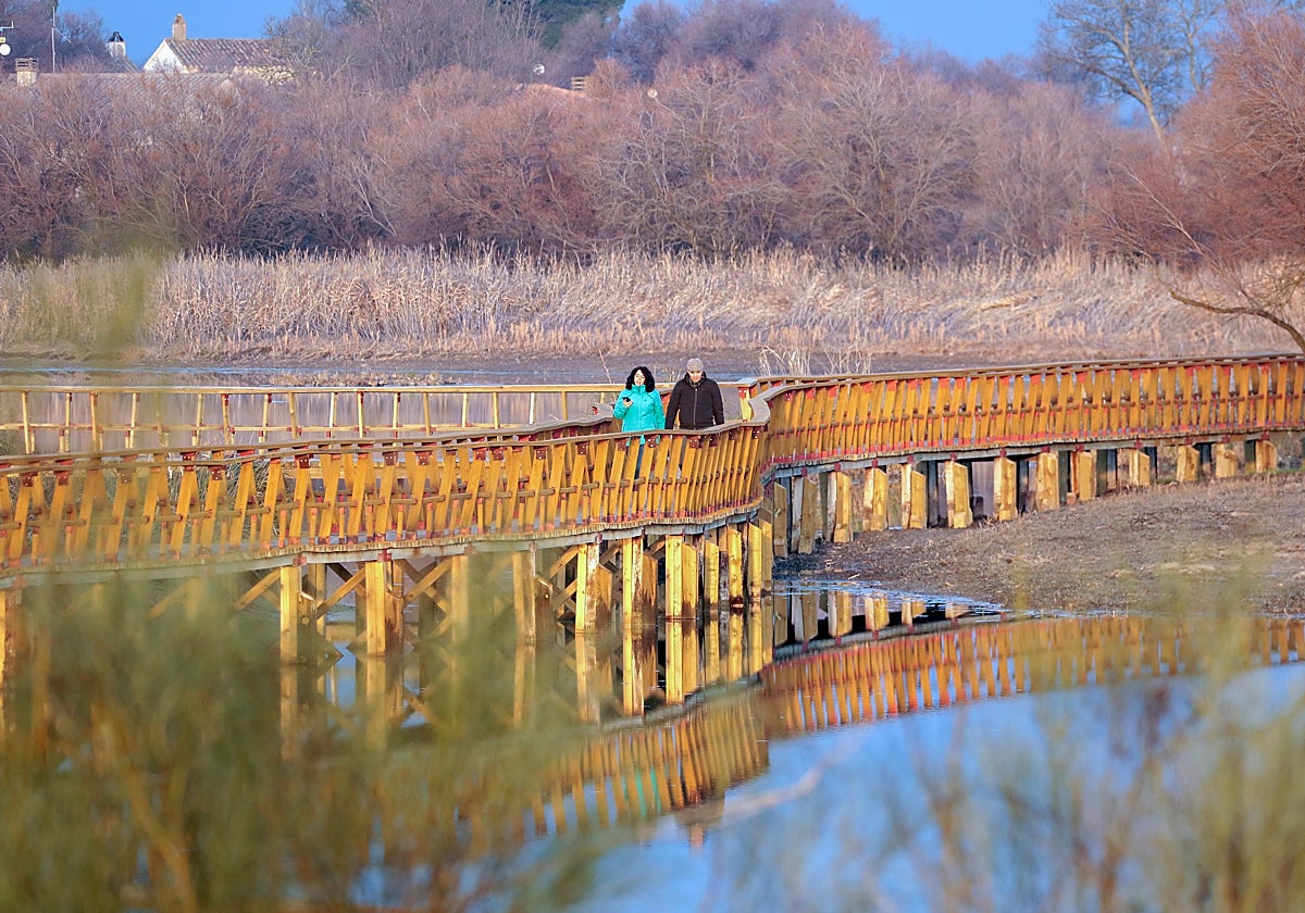 Dos visitantes, en el Parque Nacional de Las Tablas de Daimiel
