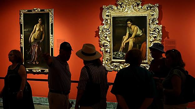 Visitantes del Museo Julio Romero de Torres admirando las obras del pintor