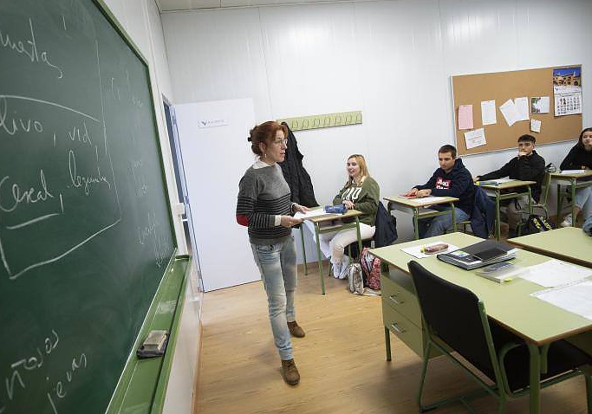 Una profesora, durante una clase en un centro educativo madrileño