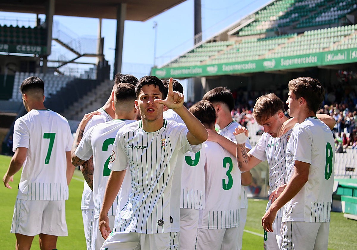 Ismael celebra su gol en El Arcángel que dio la victoria al Córdoba B