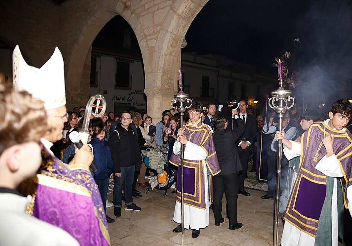 El obispo recibe a Jesús del Calvario en San Lorenzo a su regreso del vía crucis por la feligresía, el sábado