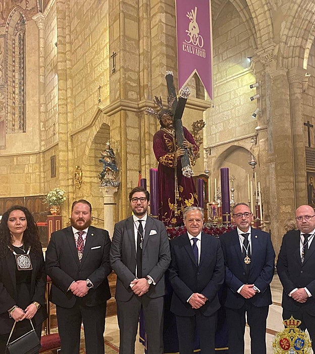Juan Hinojosa, hermano mayor del Calvario, tercero por la izquierda, con representantes de las hermandades de San Lorenzo y Salvador Fuentes