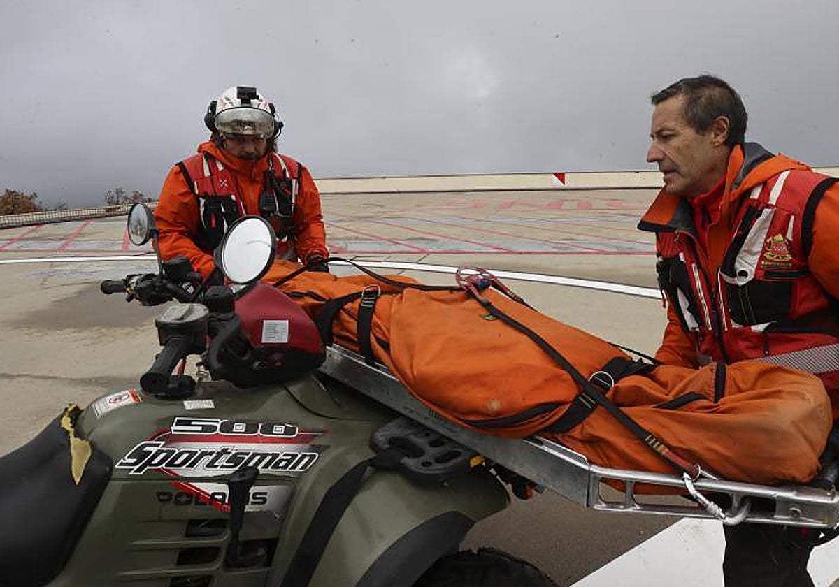 Miembros del GERA, durante un entrenamiento simulan un rescate